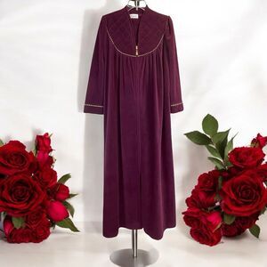 VTG Vanity Fair Maroon House Coat Robe Full Zip Size Medium Plush Elegant USA
